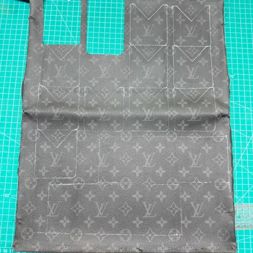 [BUNJANG] LV Leather MagSafe Card Holder / 리폼 맥세이프 정품 LV 가방으로  제작되었습니다