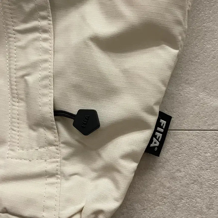 [BUNJANG] FIFA Ivory Half-Zip Windbreaker / FIFA 아이보리 바람막이 하프집업 새거