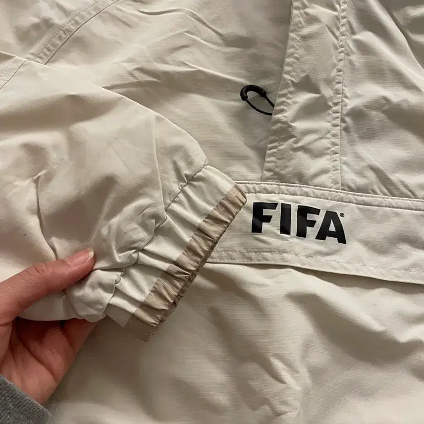 [BUNJANG] FIFA Ivory Half-Zip Windbreaker / FIFA 아이보리 바람막이 하프집업 새거