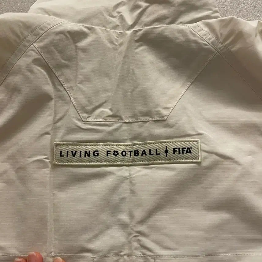 [BUNJANG] FIFA Ivory Half-Zip Windbreaker / FIFA 아이보리 바람막이 하프집업 새거