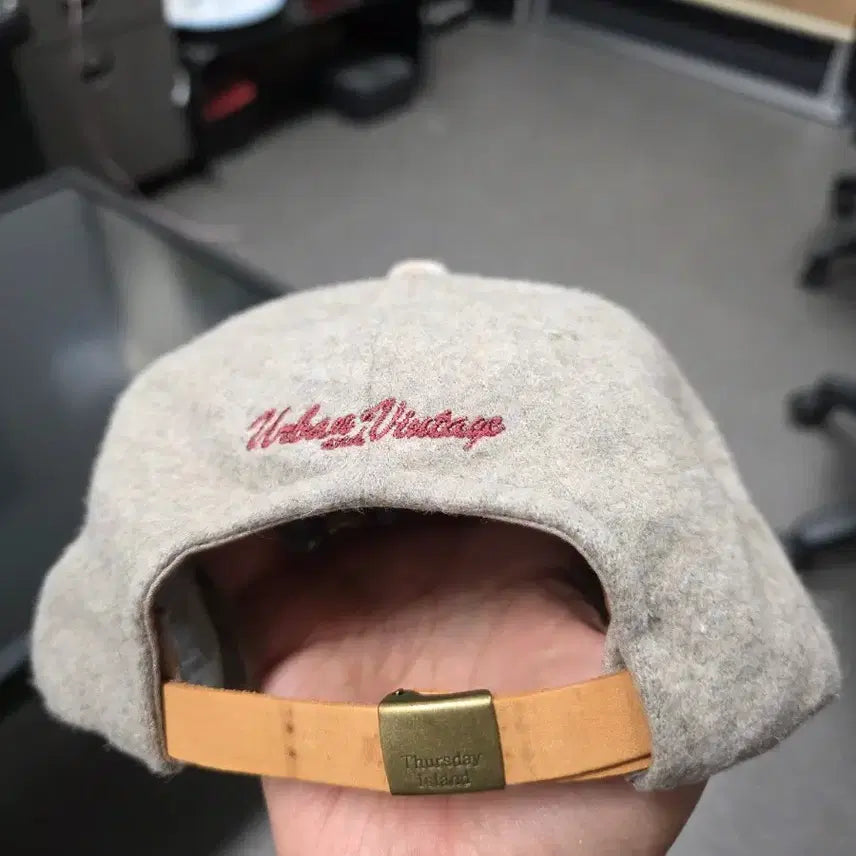 [BUNJANG] Thursday Island Strap Bag Hat / 써스데이 아일랜드 스트랩백 모자