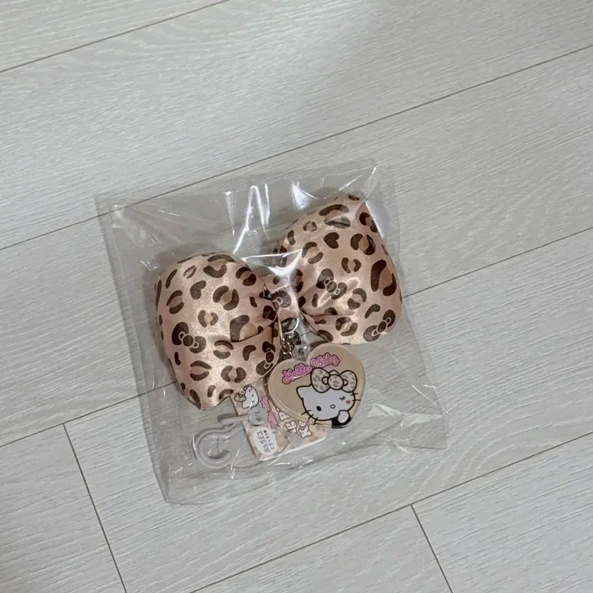 [BUNJANG] Hello Kitty Brown Leopard Ribbon Keyring / 헬로키티 브라운 레오파드 리본 키링 호피