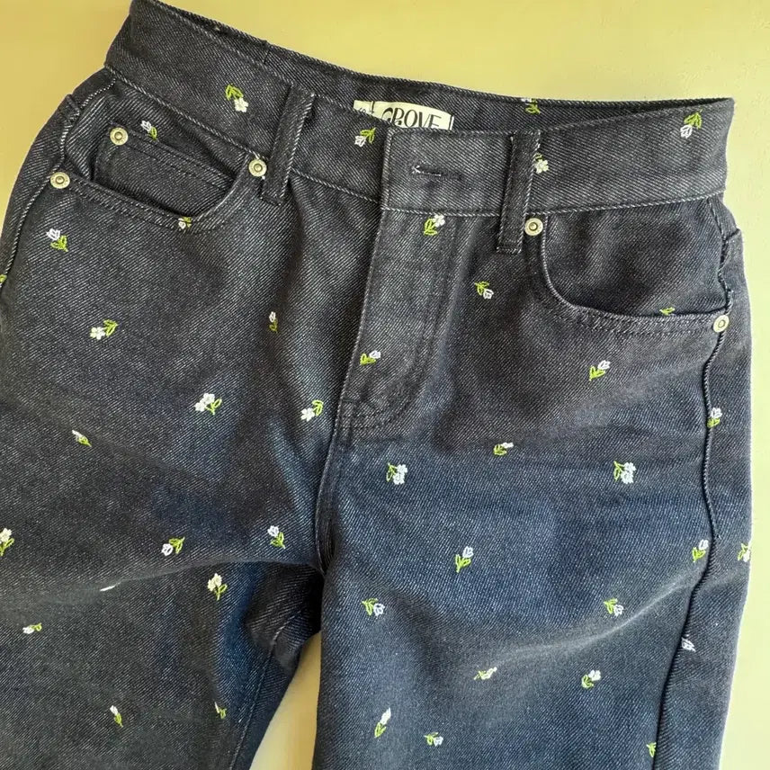 [BUNJANG] GROVE Nikki Floral Denim Pants / 그로브 니키 플로럴 데님