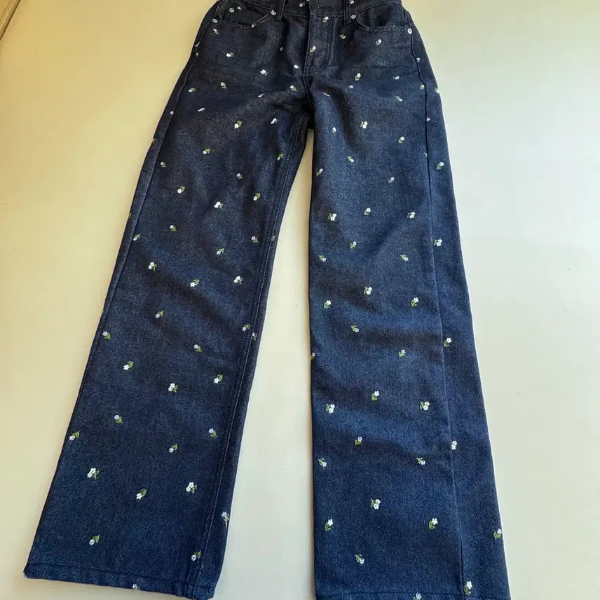 [BUNJANG] GROVE Nikki Floral Denim Pants / 그로브 니키 플로럴 데님