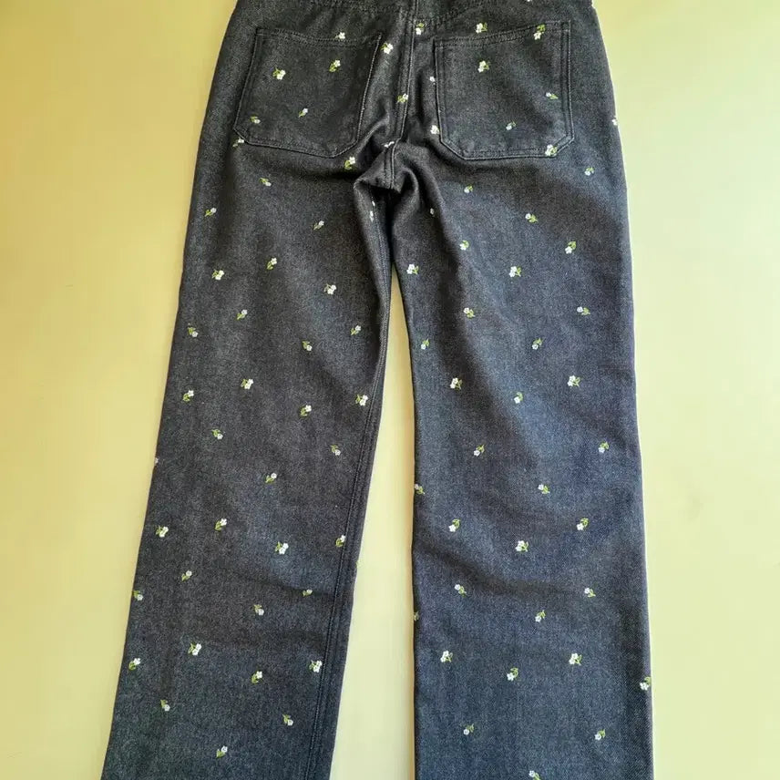 [BUNJANG] GROVE Nikki Floral Denim Pants / 그로브 니키 플로럴 데님