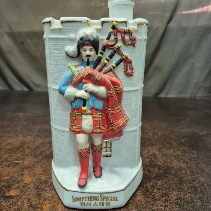 [BUNJANG] Something Special Whiskey Ceramic Bottle / 1993년 썸싱 스페셜 위스키 도자기 보틀 스코틀랜드 공병
