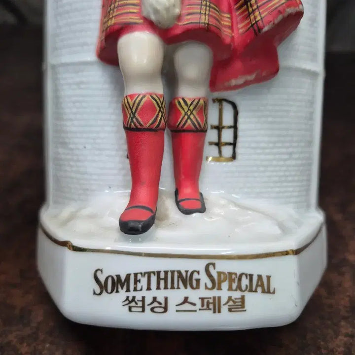 [BUNJANG] Something Special Whiskey Ceramic Bottle / 1993년 썸싱 스페셜 위스키 도자기 보틀 스코틀랜드 공병