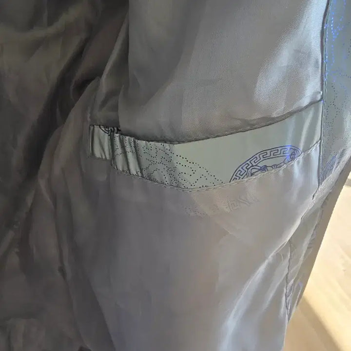 [BUNJANG] Versace Medusa Pattern Windbreaker Jacket / 베르사체 메두사 패턴 바람막이