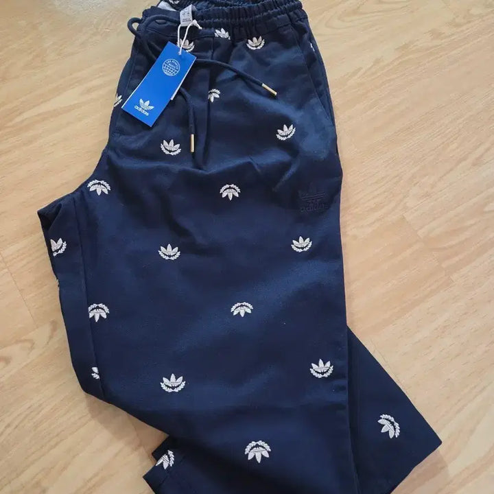 [BUNJANG] Adidas Originals Chino Pants / 아이다스 오리지널 올오버 프린트 치노팬츠
