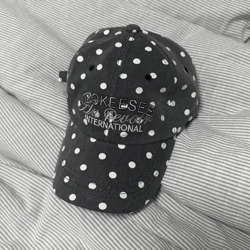 [BUNJANG] Kookeesee Dot Pattern Hat / 쿠키시 kookeesee 도트 땡땡이 모자