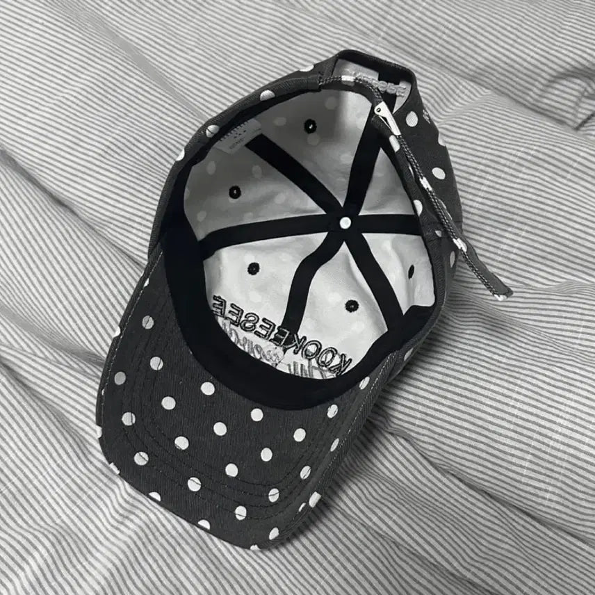 [BUNJANG] Kookeesee Dot Pattern Hat / 쿠키시 kookeesee 도트 땡땡이 모자