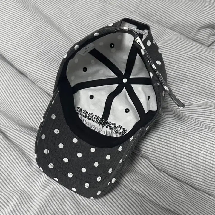 [BUNJANG] Kookeesee Dot Pattern Hat / 쿠키시 kookeesee 도트 땡땡이 모자