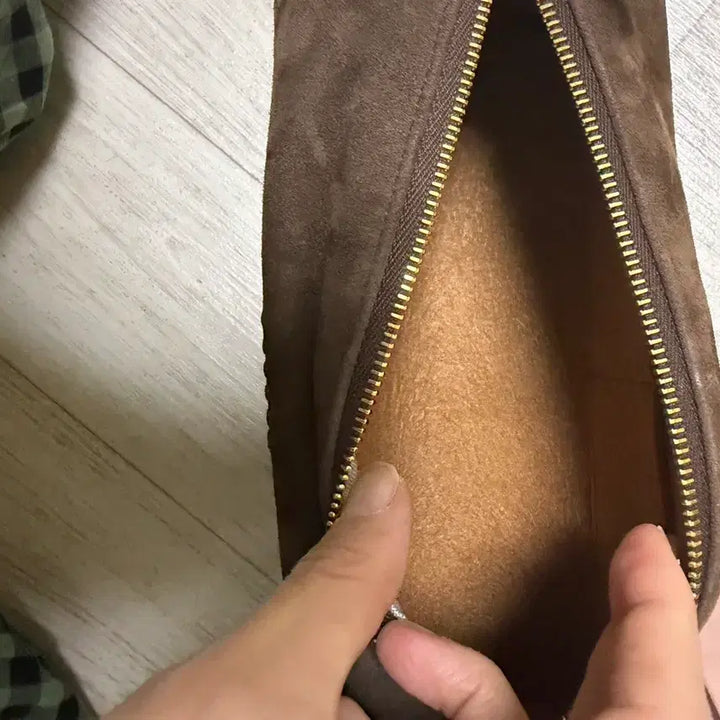 [BUNJANG] Miu Miu Suede Mini Bag Cocoa Brown / 미우미우 스웨이드 미니백 코코아브라운