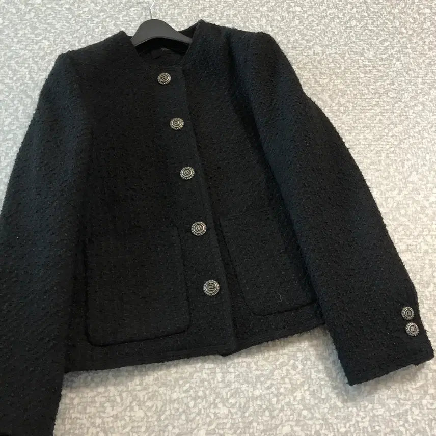 [BUNJANG] The Izzat Round Black Tweed Jacket / 더아이잗 라운드 블랙 트위드 자켓 노카라 검정 올드머니룩 결혼식 하객룩