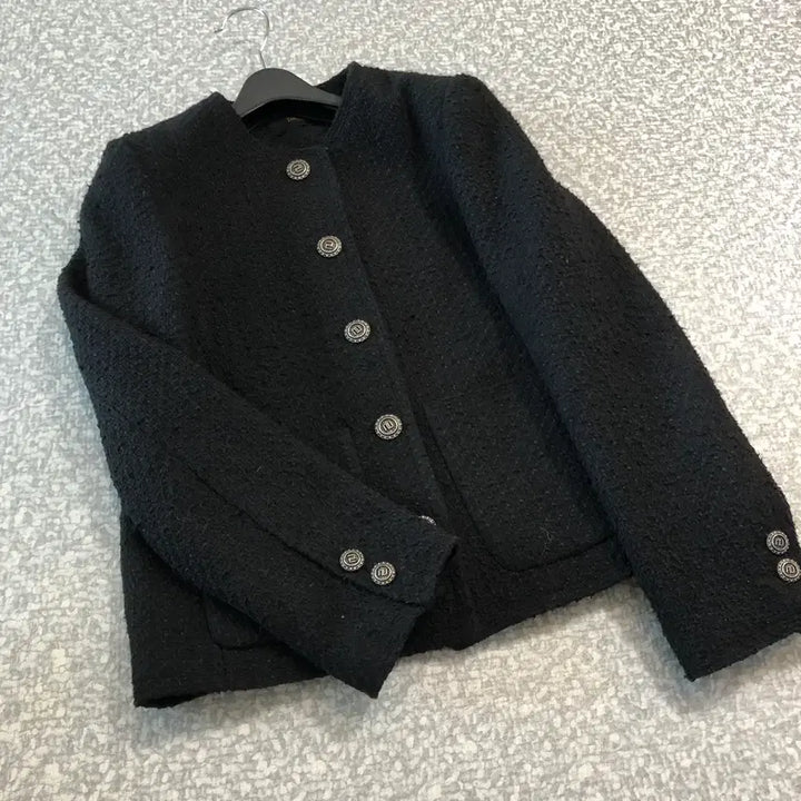 [BUNJANG] The Izzat Round Black Tweed Jacket / 더아이잗 라운드 블랙 트위드 자켓 노카라 검정 올드머니룩 결혼식 하객룩