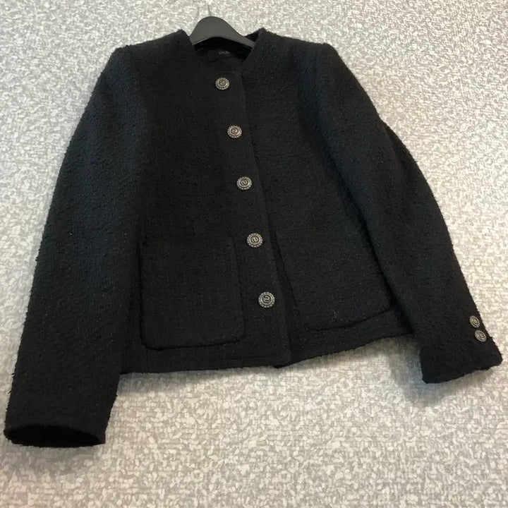 [BUNJANG] The Izzat Round Black Tweed Jacket / 더아이잗 라운드 블랙 트위드 자켓 노카라 검정 올드머니룩 결혼식 하객룩