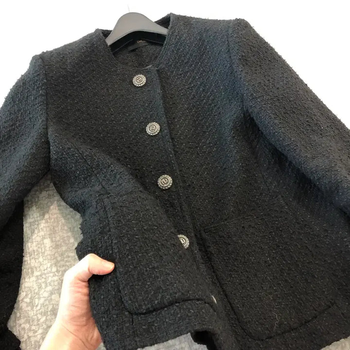 [BUNJANG] The Izzat Round Black Tweed Jacket / 더아이잗 라운드 블랙 트위드 자켓 노카라 검정 올드머니룩 결혼식 하객룩