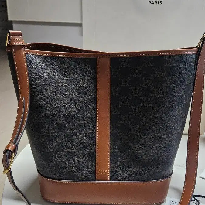 [BUNJANG] Celine Triomphe Bucket Bag M / 셀린느 트리오페 버킷백 M