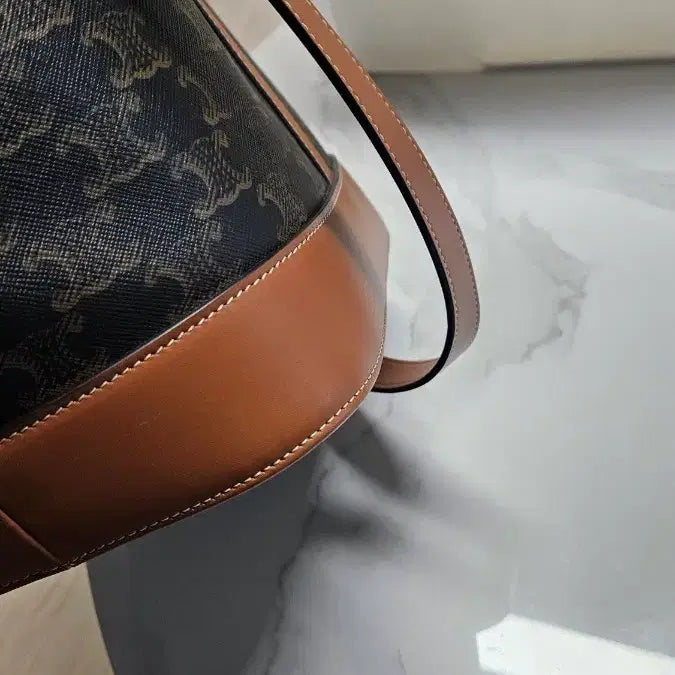 [BUNJANG] Celine Triomphe Bucket Bag M / 셀린느 트리오페 버킷백 M