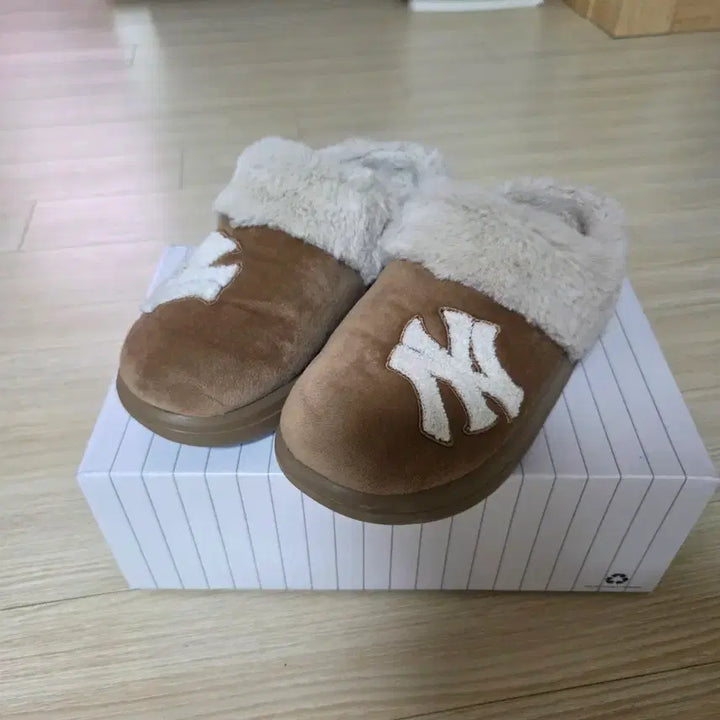 [BUNJANG] MLB Slipper Mules Beige 240 / MLB 어그슬리퍼 뮬 베이지 240사이즈