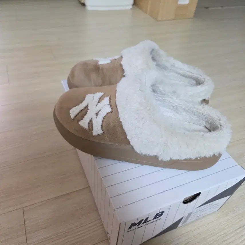 [BUNJANG] MLB Slipper Mules Beige 240 / MLB 어그슬리퍼 뮬 베이지 240사이즈