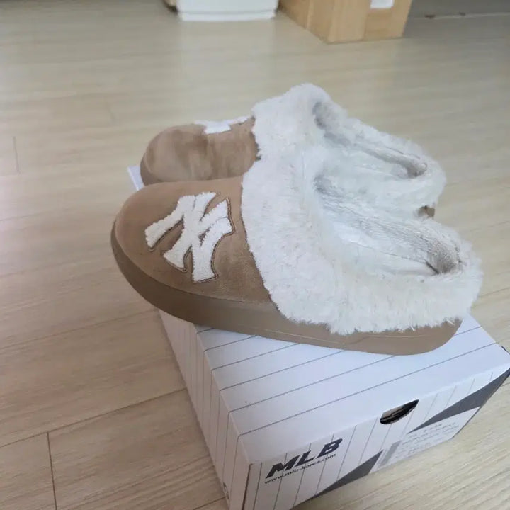 [BUNJANG] MLB Slipper Mules Beige 240 / MLB 어그슬리퍼 뮬 베이지 240사이즈