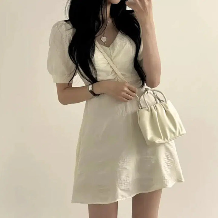 [BUNJANG] Avely V-Neck Puff Sleeve Mini Dress Ivory / 에이블리 브이넥 퍼프 반팔 미니 원피스 아이보리