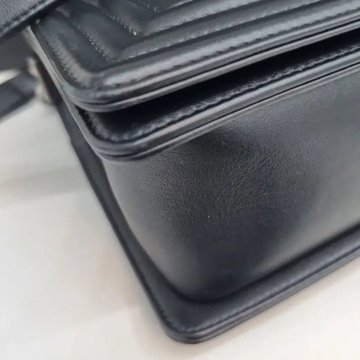 [BUNJANG] Chanel Boy Medium Shoulder Bag Black / 샤넬 보이 미듐 숄더백 내장칩 A67086