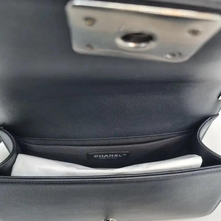 [BUNJANG] Chanel Boy Medium Shoulder Bag Black / 샤넬 보이 미듐 숄더백 내장칩 A67086