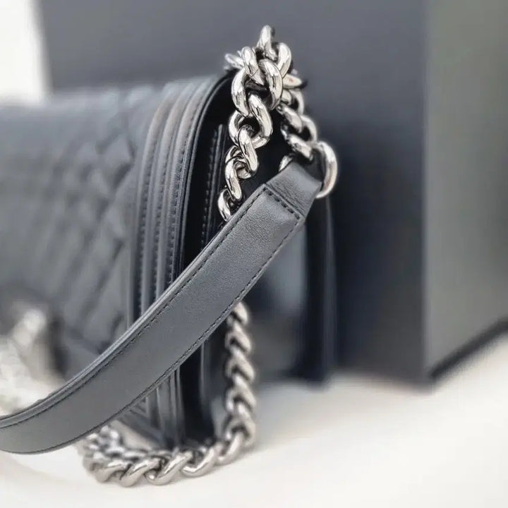 [BUNJANG] Chanel Boy Medium Shoulder Bag Black / 샤넬 보이 미듐 숄더백 내장칩 A67086