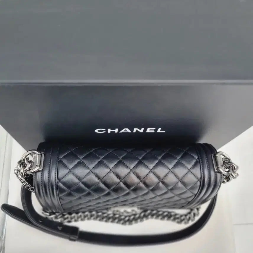 [BUNJANG] Chanel Boy Medium Shoulder Bag Black / 샤넬 보이 미듐 숄더백 내장칩 A67086
