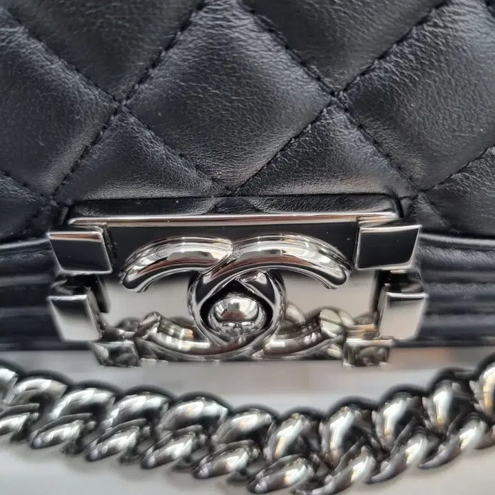 [BUNJANG] Chanel Boy Medium Shoulder Bag Black / 샤넬 보이 미듐 숄더백 내장칩 A67086