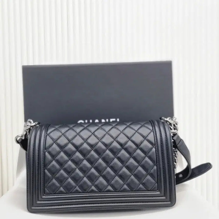 [BUNJANG] Chanel Boy Medium Shoulder Bag Black / 샤넬 보이 미듐 숄더백 내장칩 A67086