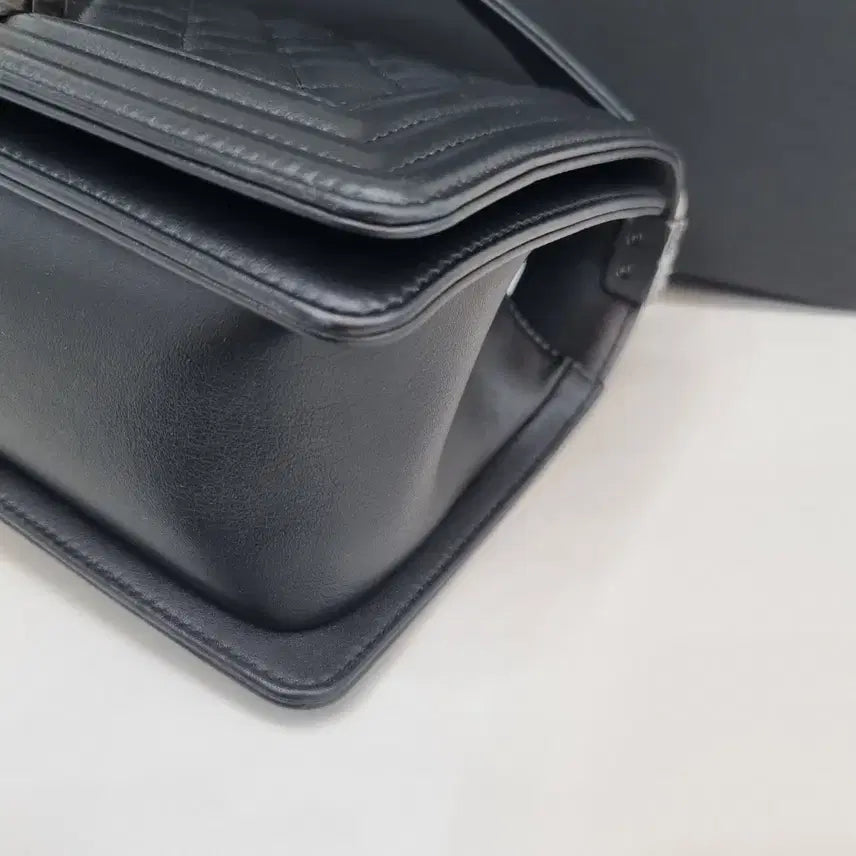 [BUNJANG] Chanel Boy Medium Shoulder Bag Black / 샤넬 보이 미듐 숄더백 내장칩 A67086