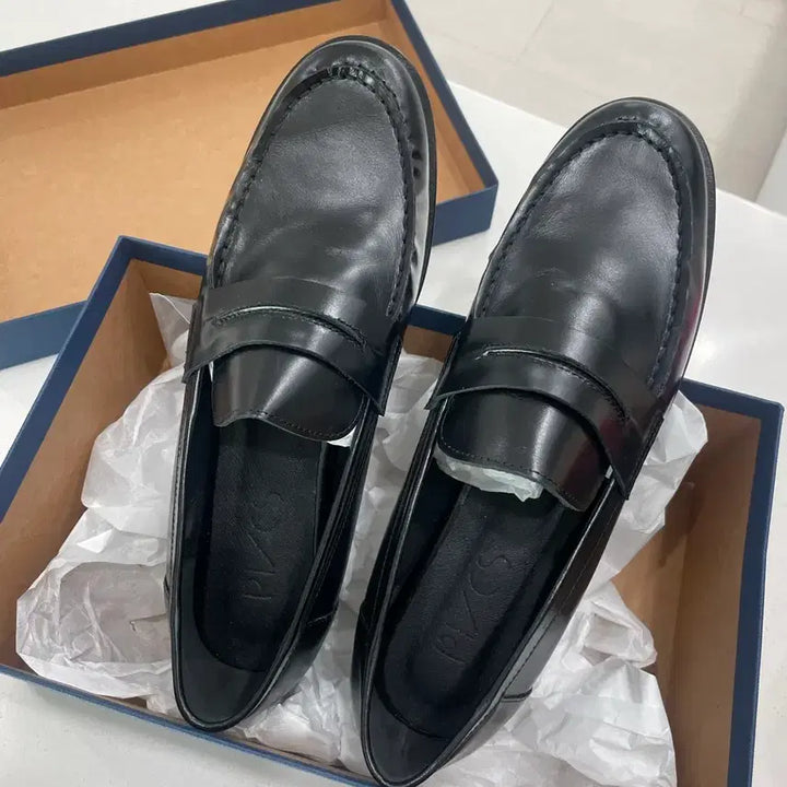 [BUNJANG] PVCS Round Toe Penny Loafers Black 255mm / PVCS 라운드 토 페니 로퍼 블랙 255(발볼최대넓힘)