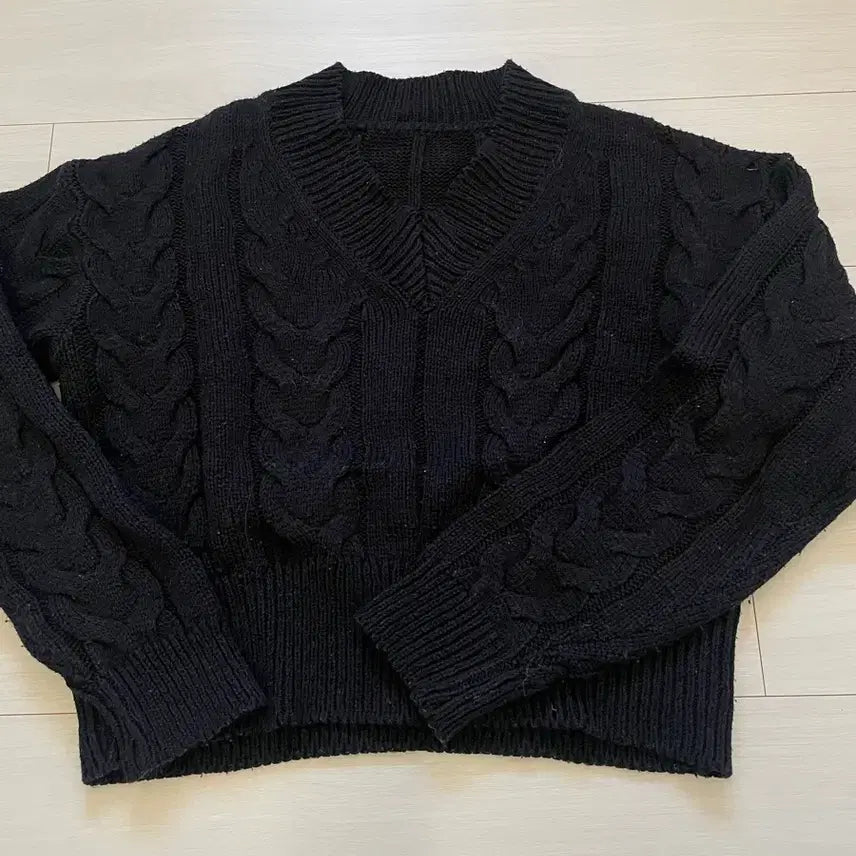 [BUNJANG] Black Cable Knit V-Neck Sweater / 꽈배기 블랙 브이넥 니트