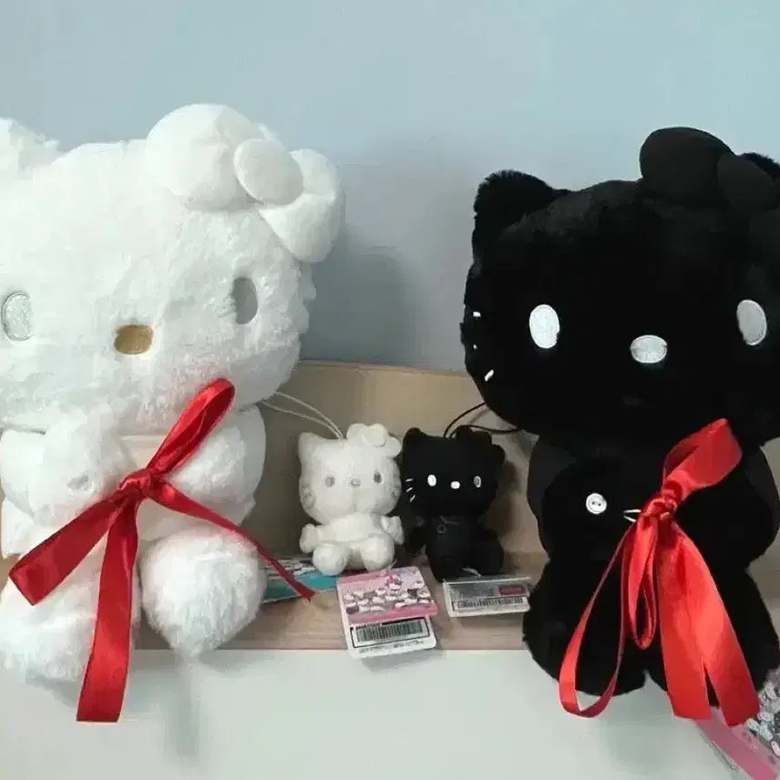 [BUNJANG] Sanrio Hello Kitty Doll and Keychain Set / 키티 인형 키링 올화이트 올블랙 세트 (산리오 정품)