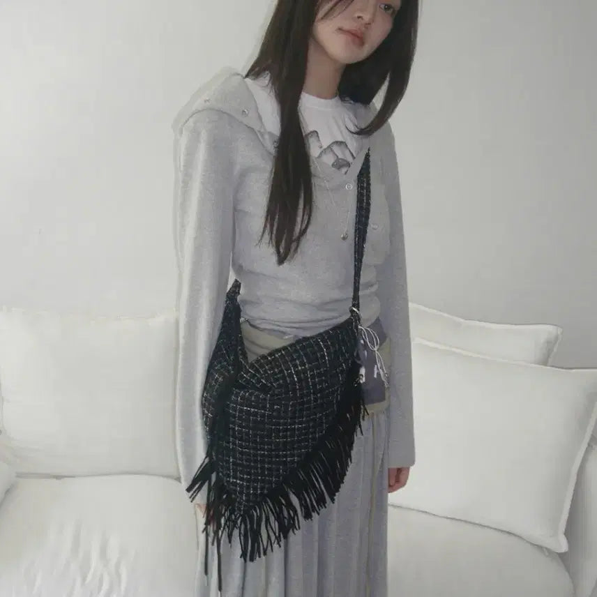 [BUNJANG] Bohr Triangle Suede Fringe Shoulder Bag / 보르 트라이앵글 스웨이드 프린지 숄더백