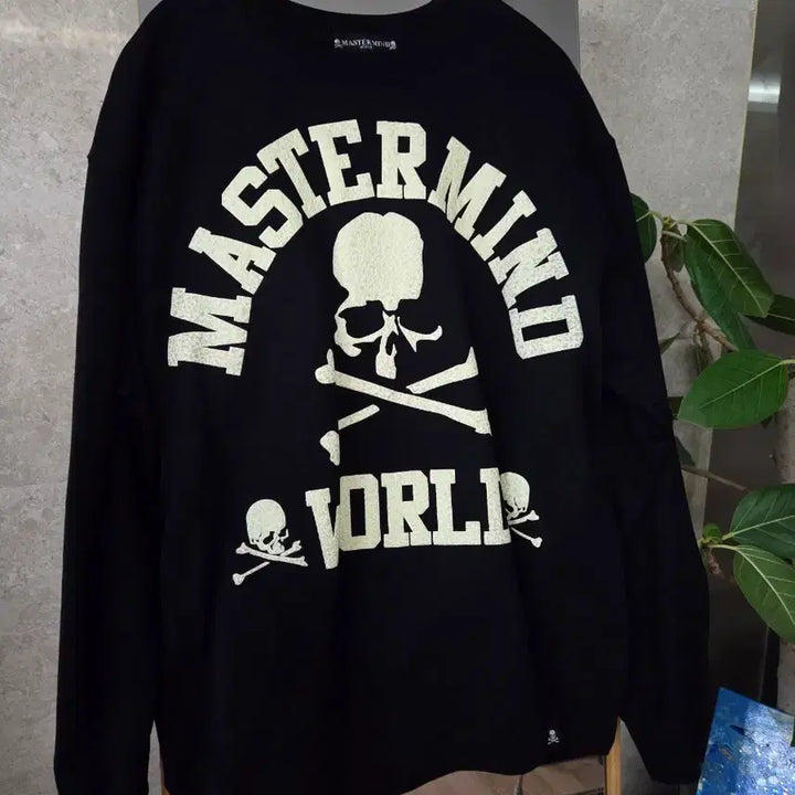 [BUNJANG] Mastermind World Skull & Crossbones Graphic Sweatshirt / 마이터마이드 월드