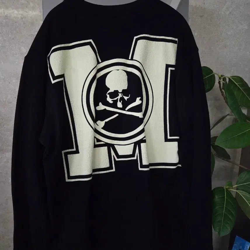 [BUNJANG] Mastermind World Skull & Crossbones Graphic Sweatshirt / 마이터마이드 월드