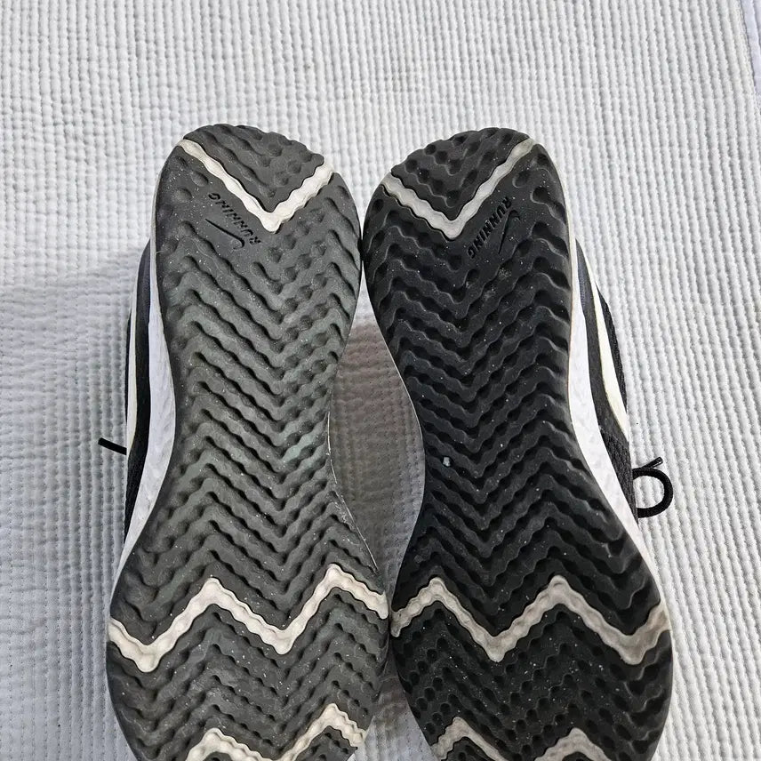 [BUNJANG] Nike Revolution 5 Sneakers (Size 240) / [나이키] 레볼루션 5 사이즈240
