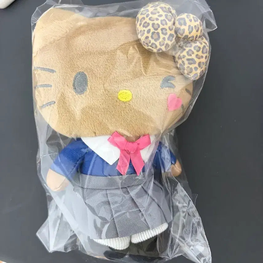 [BUNJANG] Sanrio Kogal Tanning Hello Kitty Coin Purse Keychain / 산리오 코갸루 태닝 키티 인형 고리 동전지갑 키링