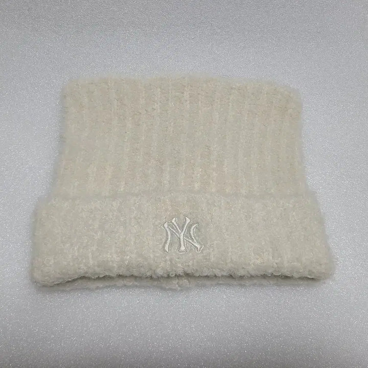 [SOLD OUT] [새제품] MLB 미야옹 카리나 비니 크림색