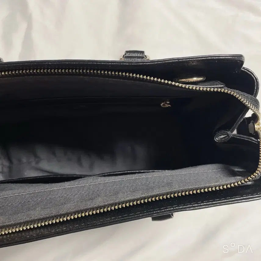 [SOLD OUT] 제이에스티나 블랙 가죽 토트백