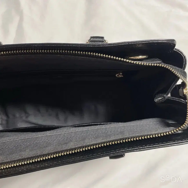 [SOLD OUT] 제이에스티나 블랙 가죽 토트백