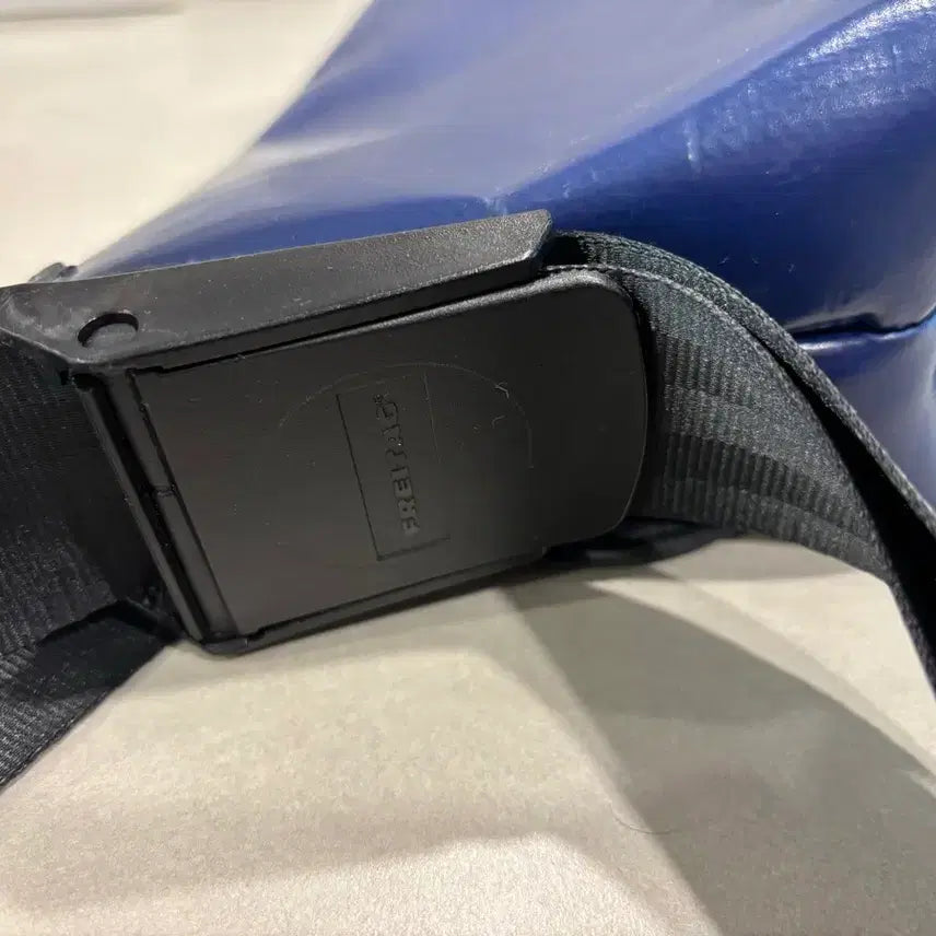 [BUNJANG] Freitag Hawaii Five-O Navy Crossbody Bag / 프라이탁 하와이파이브오 네이비 팝니다