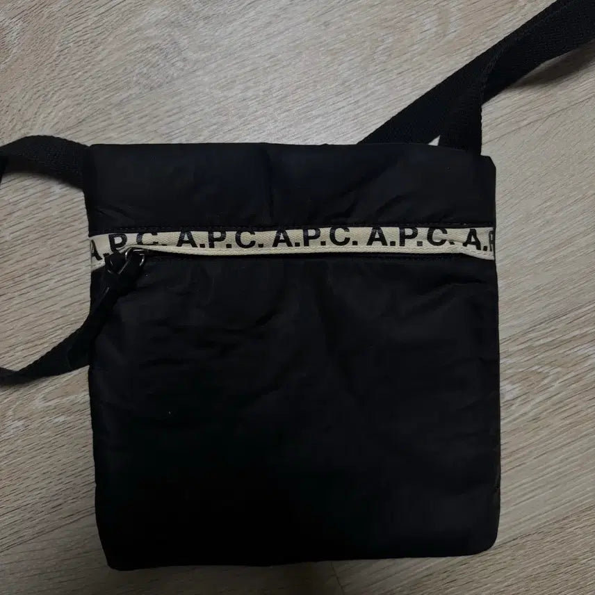 [SOLD OUT] A.P.C 아페쎄 블랙 로고 스트랩 크로스백