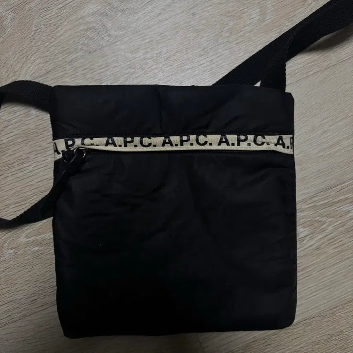 [SOLD OUT] A.P.C 아페쎄 블랙 로고 스트랩 크로스백