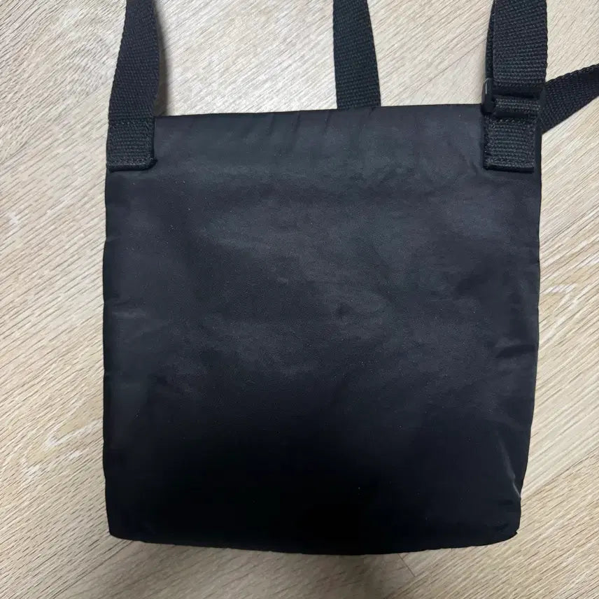 [SOLD OUT] A.P.C 아페쎄 블랙 로고 스트랩 크로스백