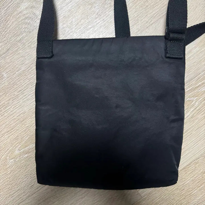 [SOLD OUT] A.P.C 아페쎄 블랙 로고 스트랩 크로스백